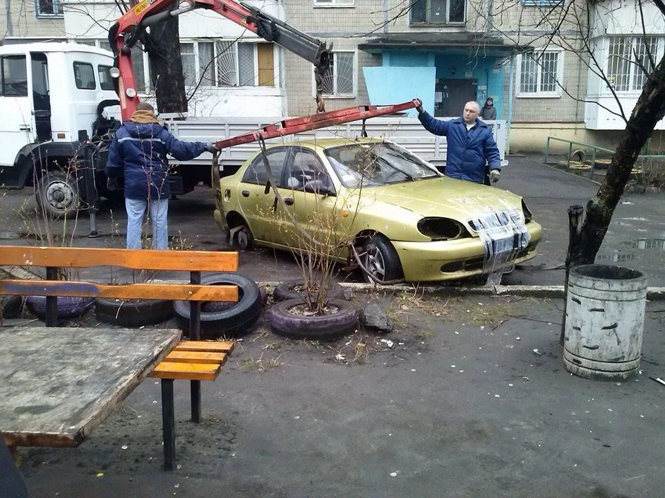 Как в Киеве убирают заброшенные автомобили: фотофакт