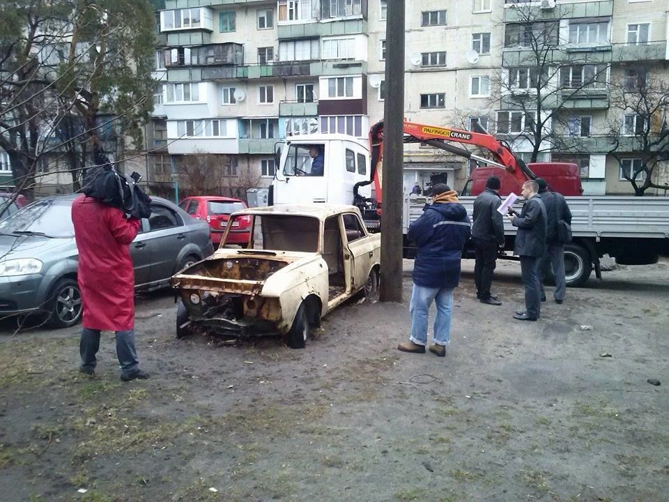 Как в Киеве убирают заброшенные автомобили: фотофакт