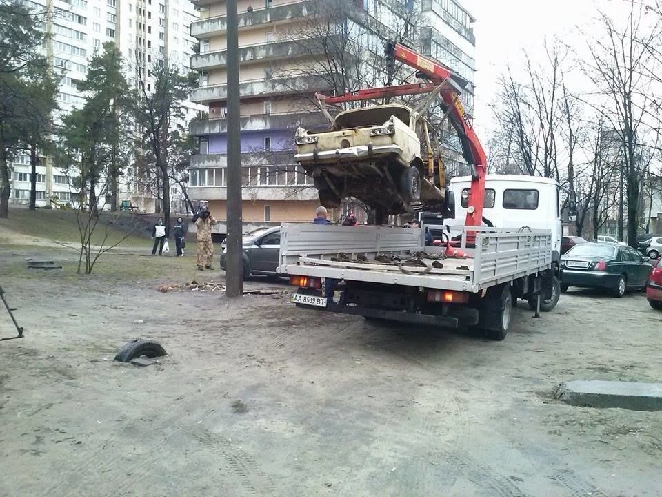 Как в Киеве убирают заброшенные автомобили: фотофакт