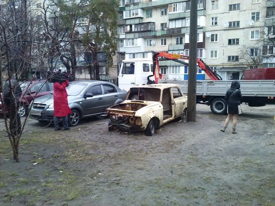 Как в Киеве убирают заброшенные автомобили: фотофакт