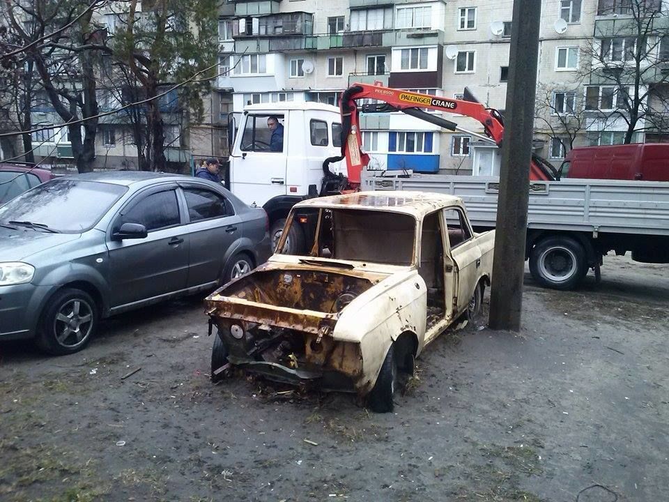 Как в Киеве убирают заброшенные автомобили: фотофакт