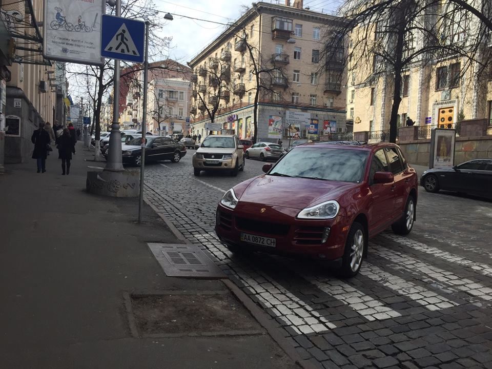 "Герой парковки": водитель Porsche Cayenne устроил стоянку на "зебре"