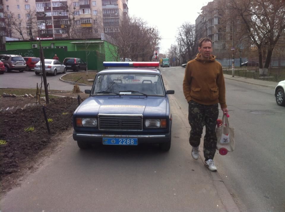 В Киеве гаишник-"герой парковки" нагрубил мужчине с коляской