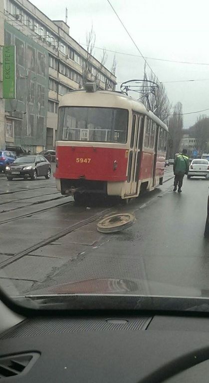 В Киеве трамвай потерял колесо
