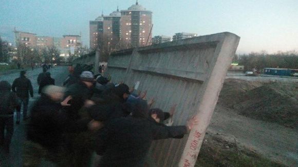 В Киеве открыли стрельбу по участникам митинга. Есть раненые