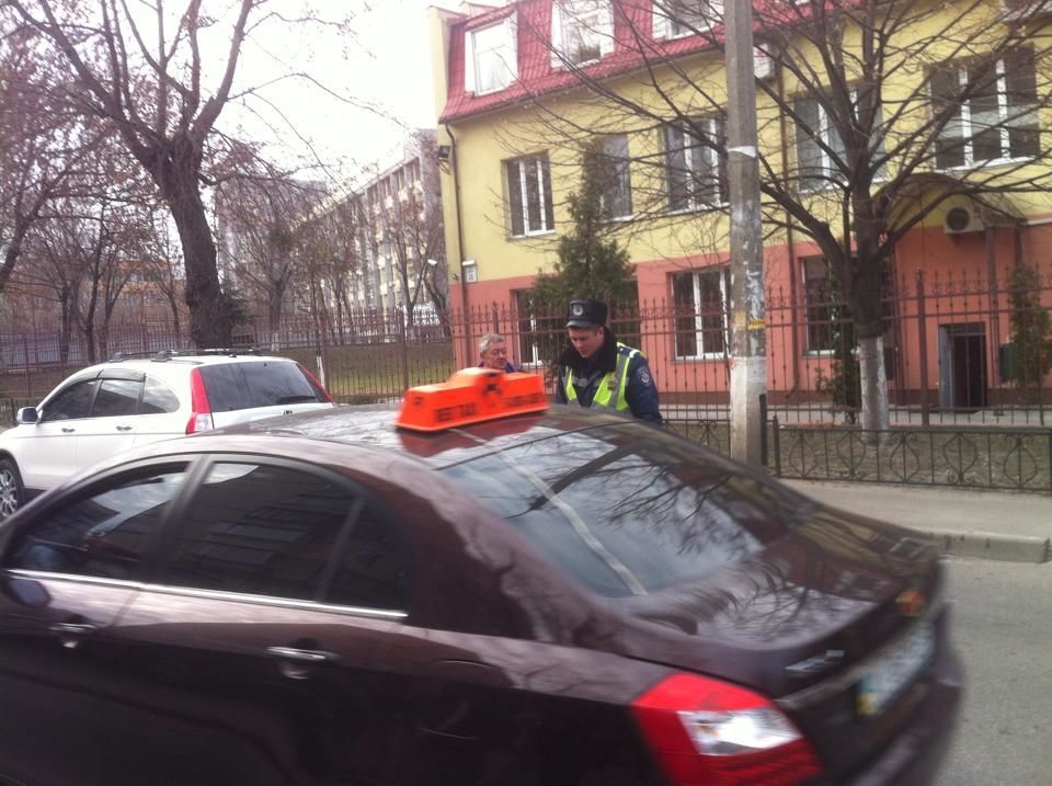 В Киеве гаишник-"герой парковки" нагрубил мужчине с коляской