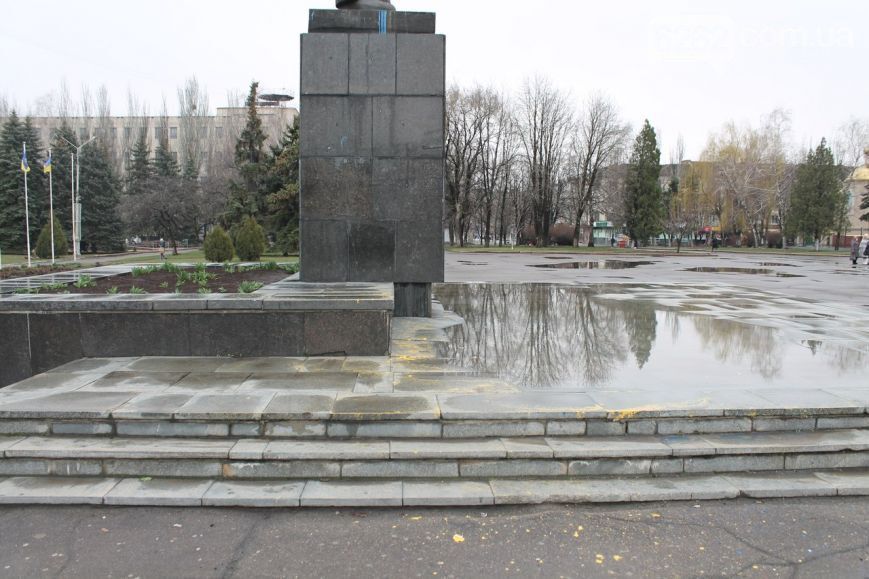 Ленина в Славянске креативно "поздравили" с Днем дурака. Фотофакт
