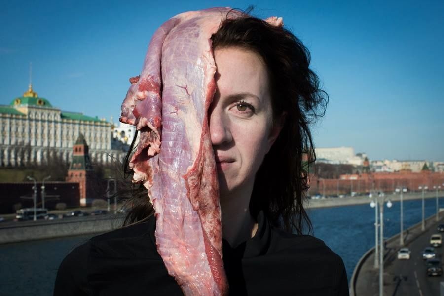 Украинка устроила протест в Москве с куском мяса на голове: видеофакт