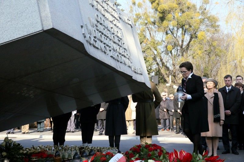 П'ять років без Качинського: у Варшаві на вулиці вийшли тисячі людей. Фоторепортаж