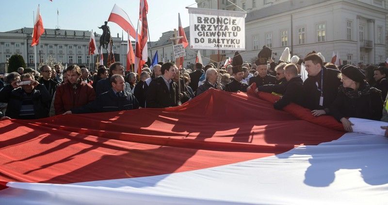 П'ять років без Качинського: у Варшаві на вулиці вийшли тисячі людей. Фоторепортаж