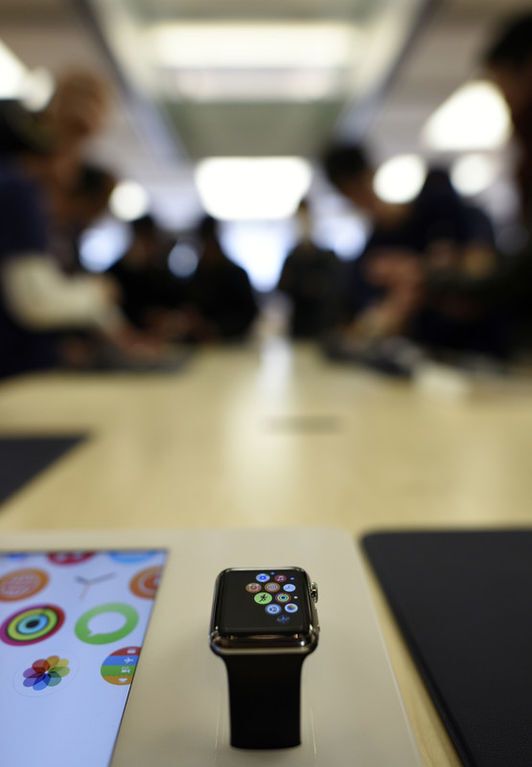 Apple начала продажу "умных" часов Apple Watch по предзаказу