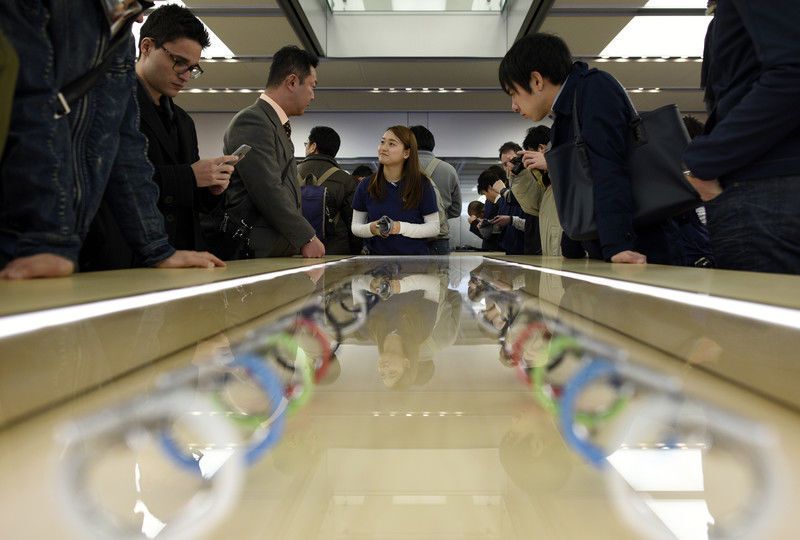 Apple начала продажу "умных" часов Apple Watch по предзаказу