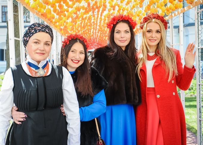Розкішна Сумська з донькою і весняна Осадча відвідали "Фестиваль писанок"