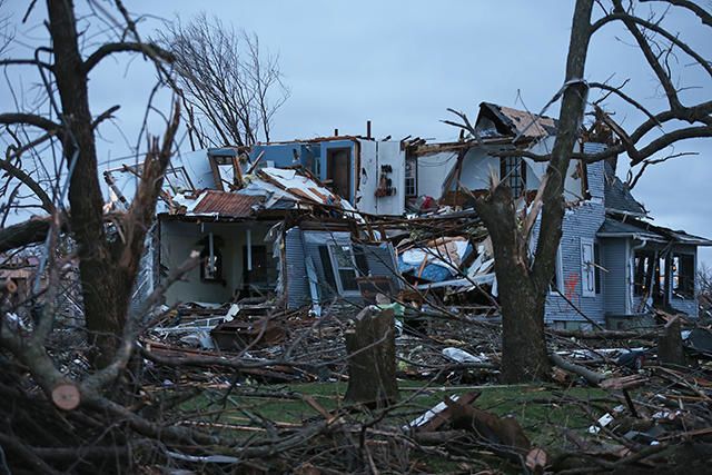 На штат Иллинойс обрушилось невиданное ранее торнадо: фото- и видеофакт