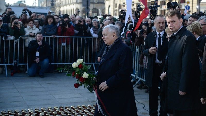 Пять лет без Качиньского: в Варшаве на улицы вышли тысячи людей. Фоторепортаж