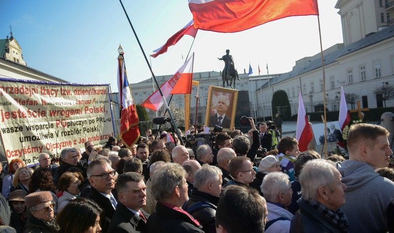 Пять лет без Качиньского: в Варшаве на улицы вышли тысячи людей. Фоторепортаж