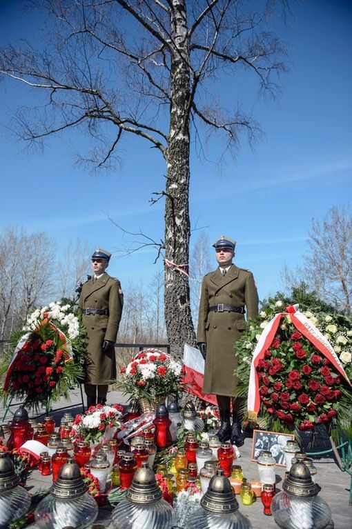 Пять лет без Качиньского: в Варшаве на улицы вышли тысячи людей. Фоторепортаж