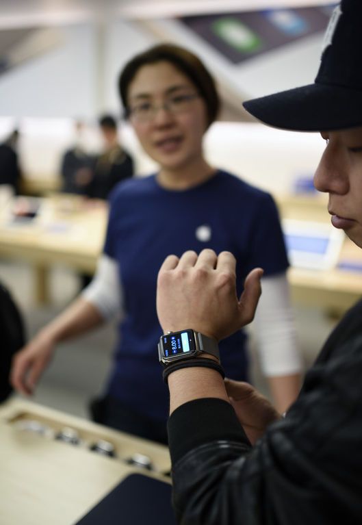 Apple начала продажу "умных" часов Apple Watch по предзаказу