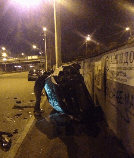 В Киеве авто перевернулось и вылетело на пешеходную дорожку: фото с места событий