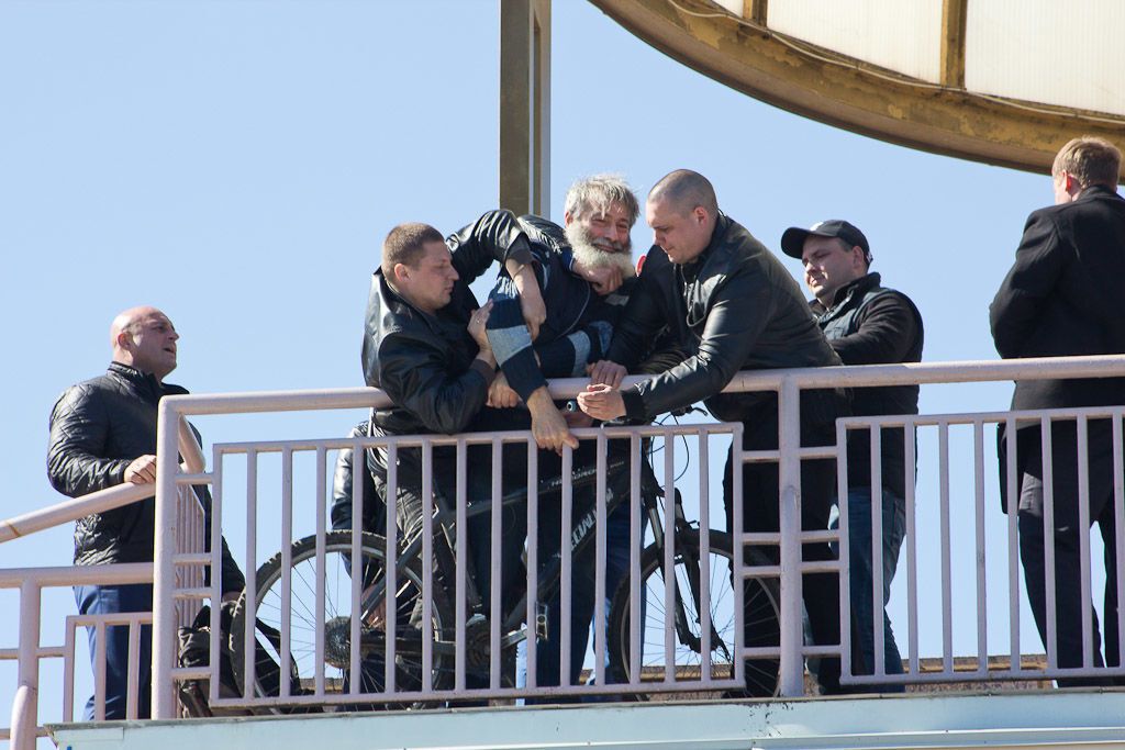 В Одессе охрана Порошенко вывела неаккредитованного журналиста
