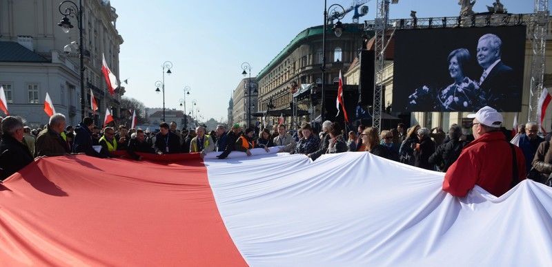 Пять лет без Качиньского: в Варшаве на улицы вышли тысячи людей. Фоторепортаж