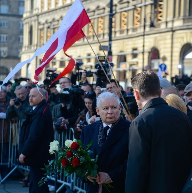 П'ять років без Качинського: у Варшаві на вулиці вийшли тисячі людей. Фоторепортаж