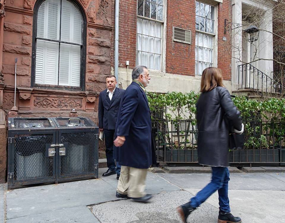 На улице Нью-Йорка в кадр Леониду Парфенову случайно "влез" Коппола: фотобомба