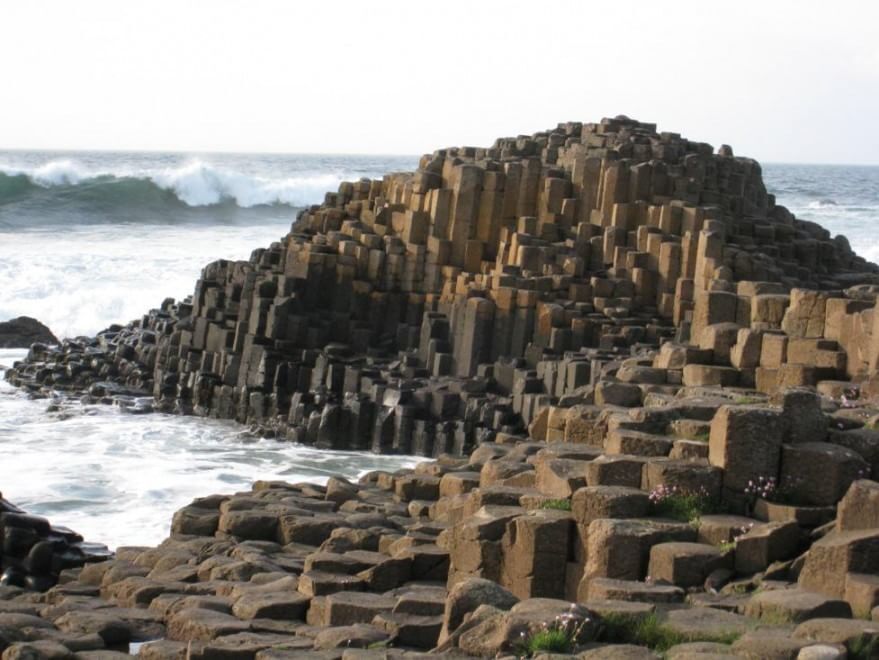 Волны и камни: 25 самых захватывающих скалистых побережий в мире