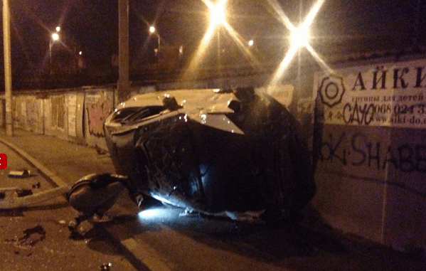 В Киеве авто перевернулось и вылетело на пешеходную дорожку: фото с места событий