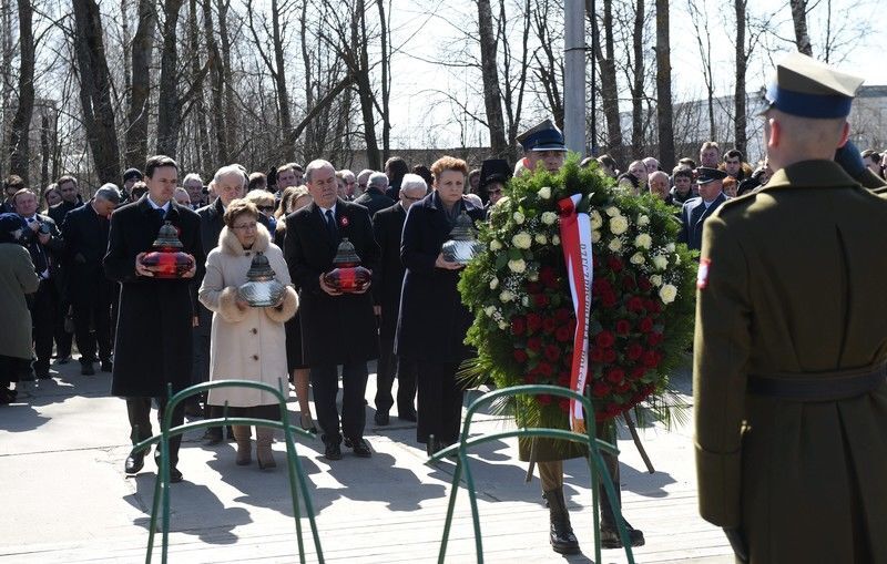 П'ять років без Качинського: у Варшаві на вулиці вийшли тисячі людей. Фоторепортаж