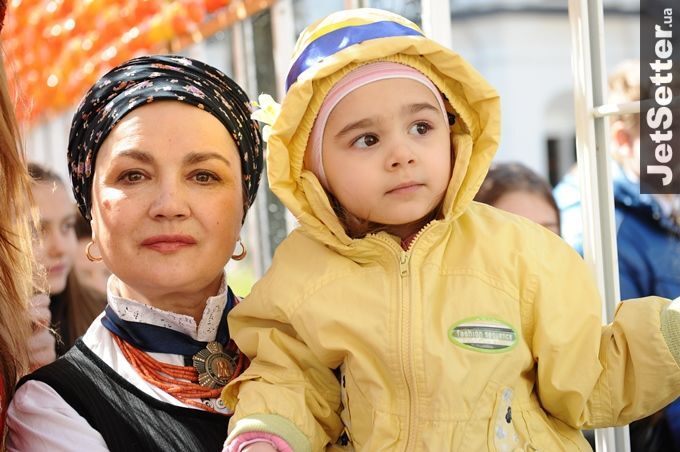 Розкішна Сумська з донькою і весняна Осадча відвідали "Фестиваль писанок"