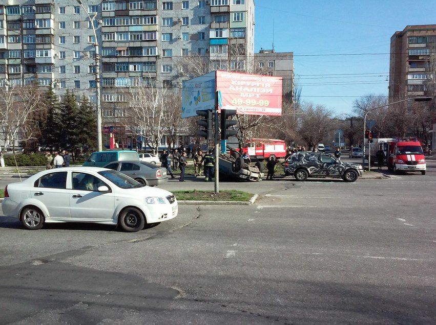 В Мариуполе перевернулся автомобиль с военными: фотофакт