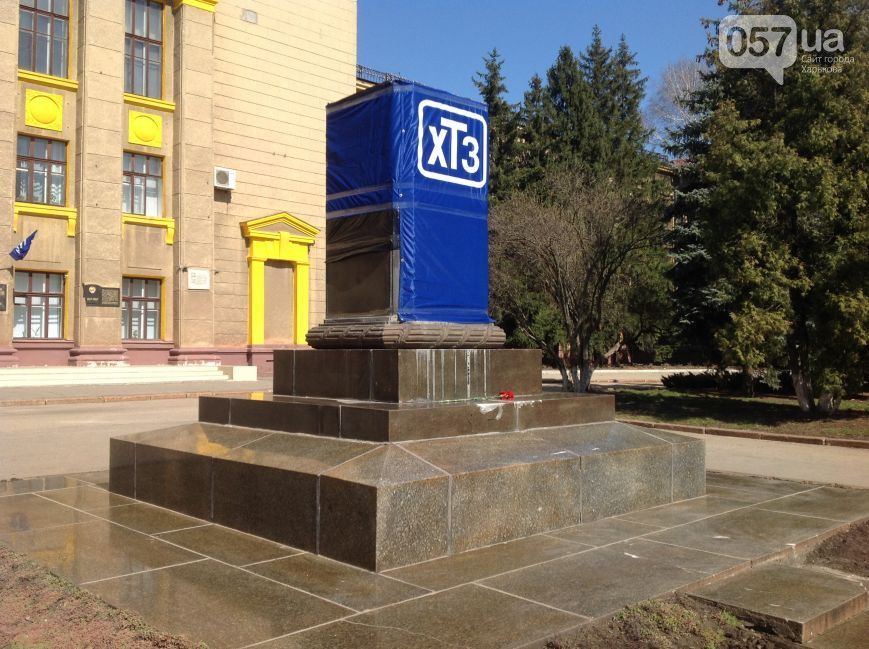 Снос трех советских памятников в Харькове милиция расценила как хулиганство