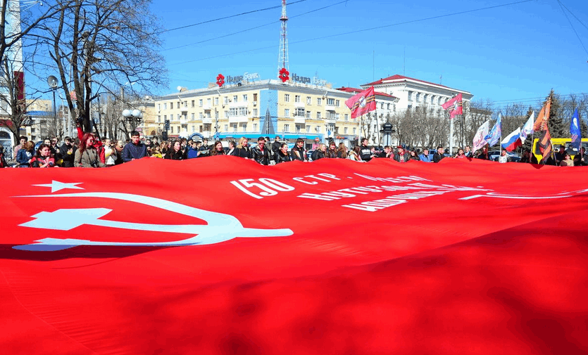 "Дедывоевали": в "ЛНР" повели красно-полосатый парад - фоторепортаж