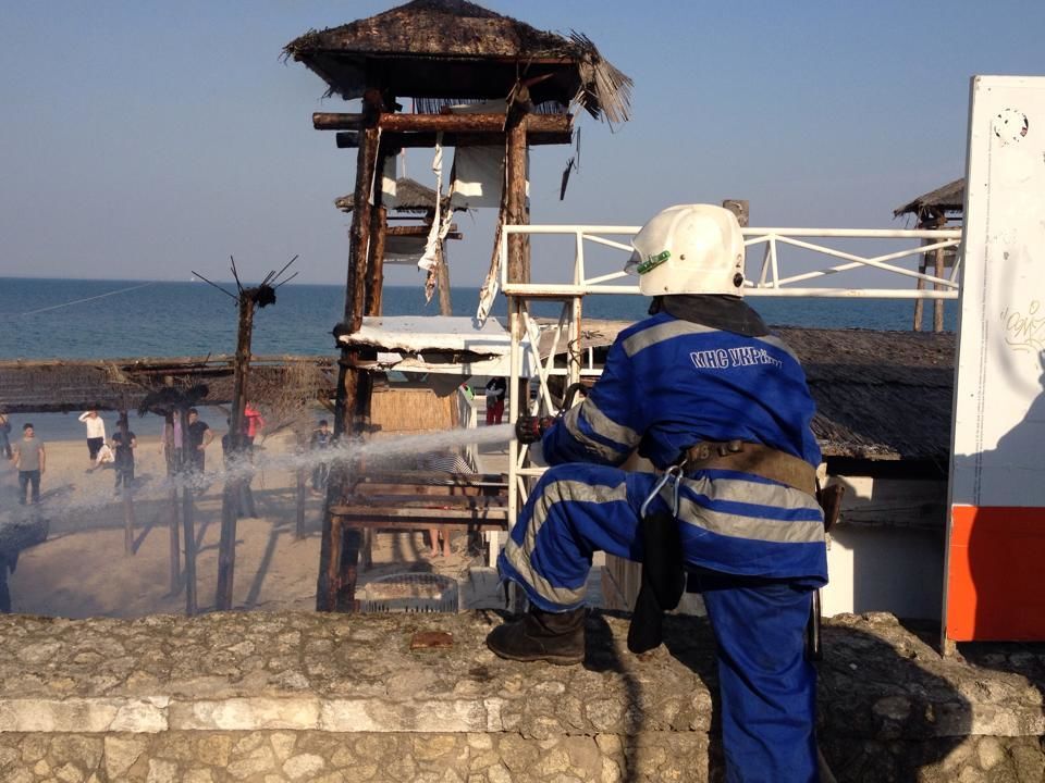 Как спичка. На пляже Одессы сгорело кафе: опубликованы фото