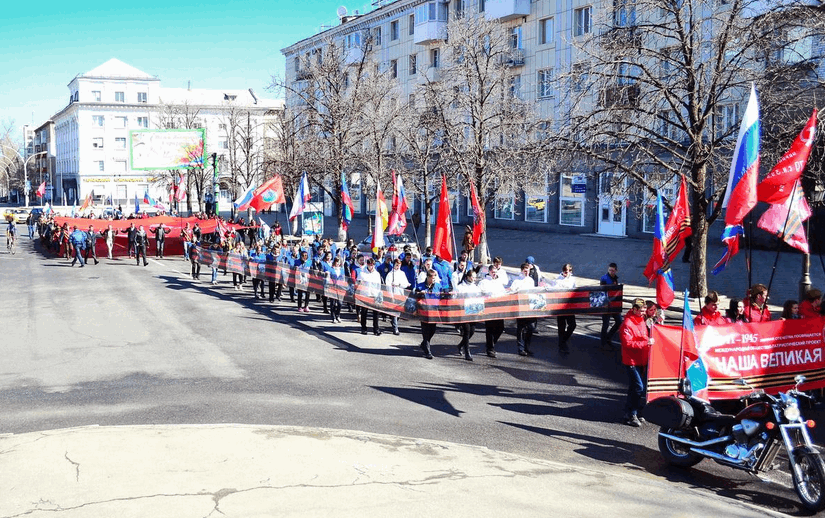 "Дедывоевали": в "ЛНР" повели красно-полосатый парад - фоторепортаж