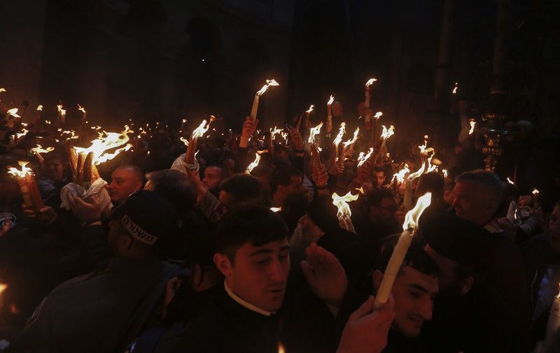 Мир избежал апокалипсиса: в Иерусалиме сошел Благодатный огонь