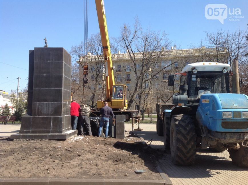 Снос трех советских памятников в Харькове милиция расценила как хулиганство