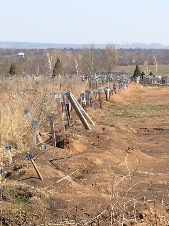 "Смотри, русский мир!". В Енакиево нашли более 700 могил боевиков: фотофакт