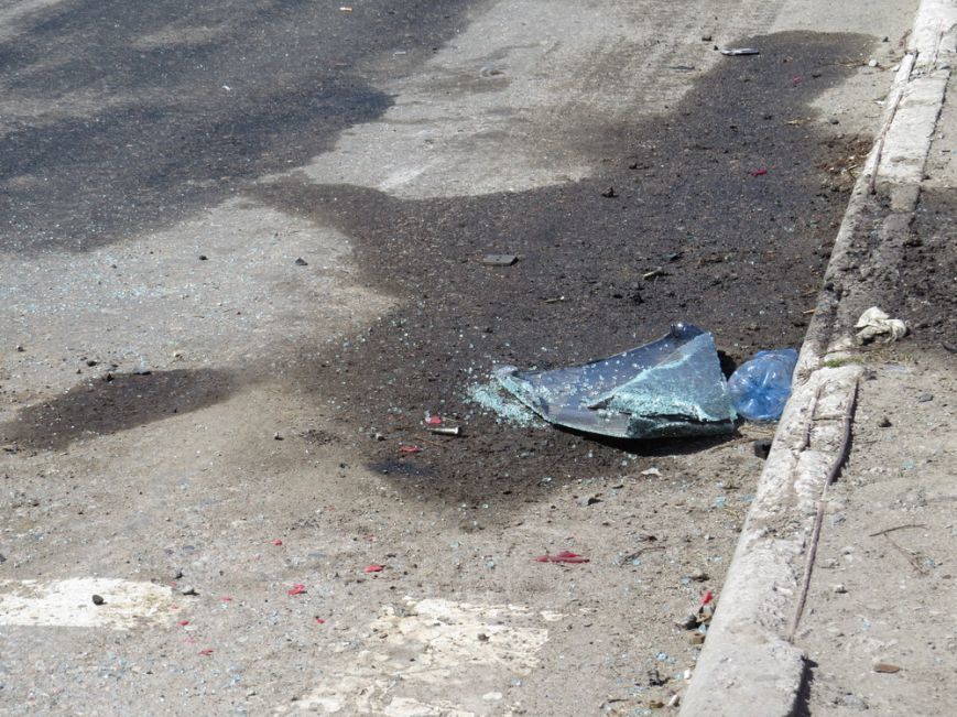 В Мариуполе перевернулся автомобиль с военными: фотофакт