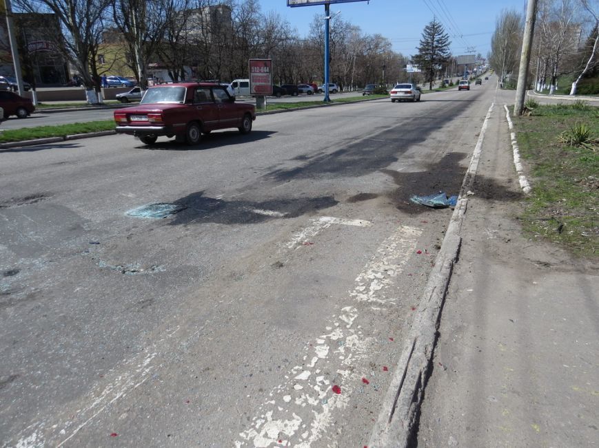 В Мариуполе перевернулся автомобиль с военными: фотофакт