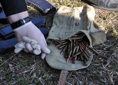 Под Житомиром в свалке нашли свежий тайник оружия в боевом состоянии: фотофакт