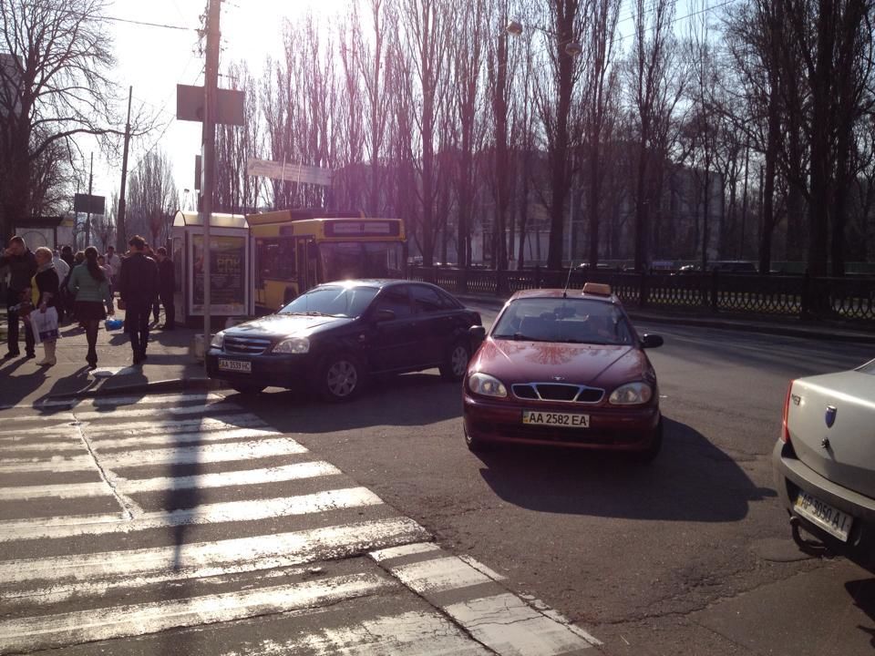 "Герой парковки" по-пасхальному: автолюбители устроили беспредел в центре Киева