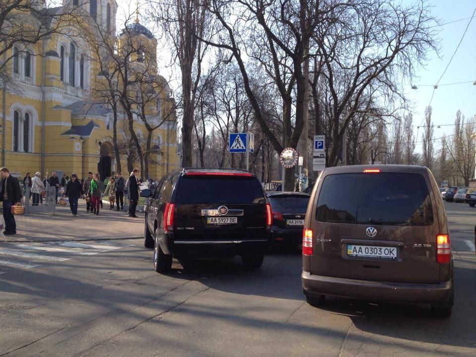 "Герой парковки" по-пасхальному: автолюбители устроили беспредел в центре Киева