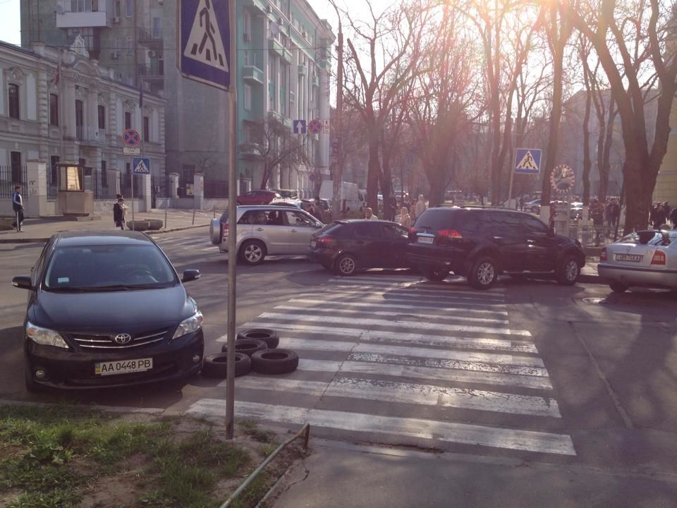 "Герой парковки" по-пасхальному: автолюбители устроили беспредел в центре Киева