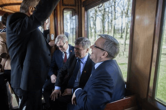 Ретро-трамвай с президентом Польши сошел с рельсов: фото с места событий