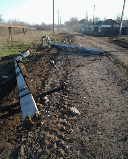 Пьяные боевики "ДНР" на авто повалили столб и разнесли газопровод