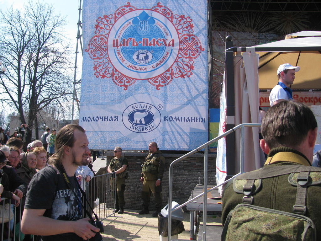 "Царь-Пасха" во всей красе. В Донецке паску раздавали из-под автоматов. Фоторепортаж