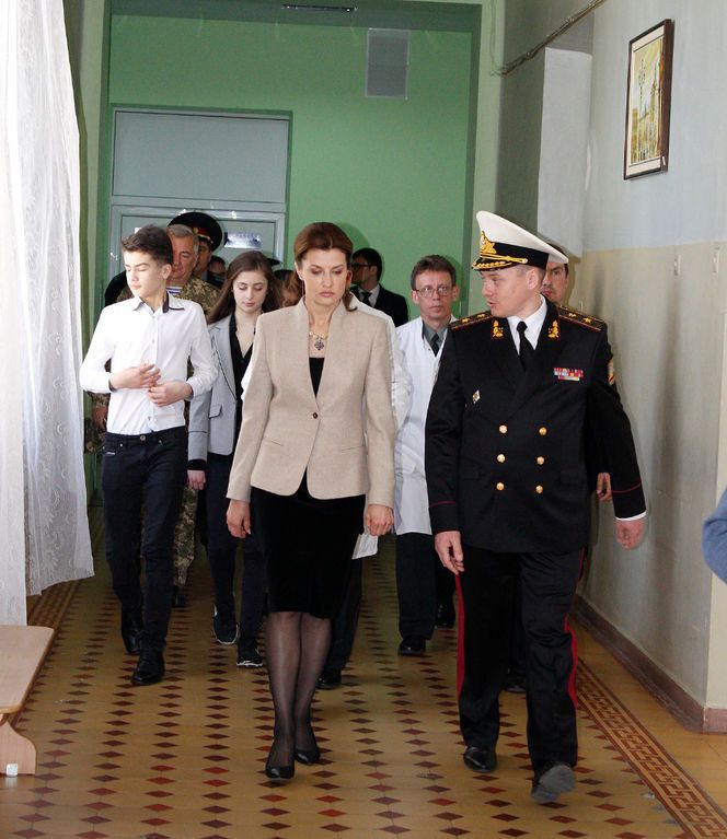 Супруга Порошенко с детьми привезла куличи раненым бойцам АТО. Фотофакт