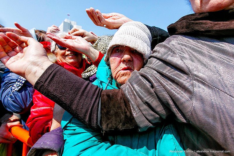 Лопаты отдыхают! В России митрополит во время молебна бросал яйца в толпу. Фотофакт